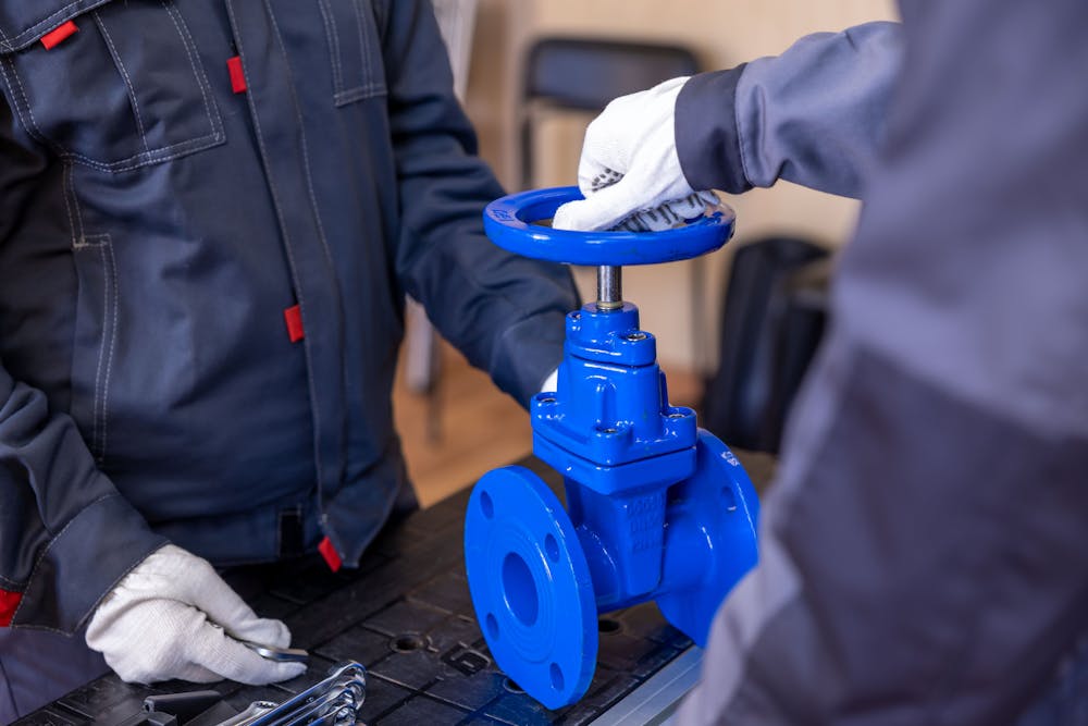 Đội ngũ kỹ thuật Hoà Cường M&E lắp đặt thiết bị tại công trình — chuyên môn cao, an toàn lao động