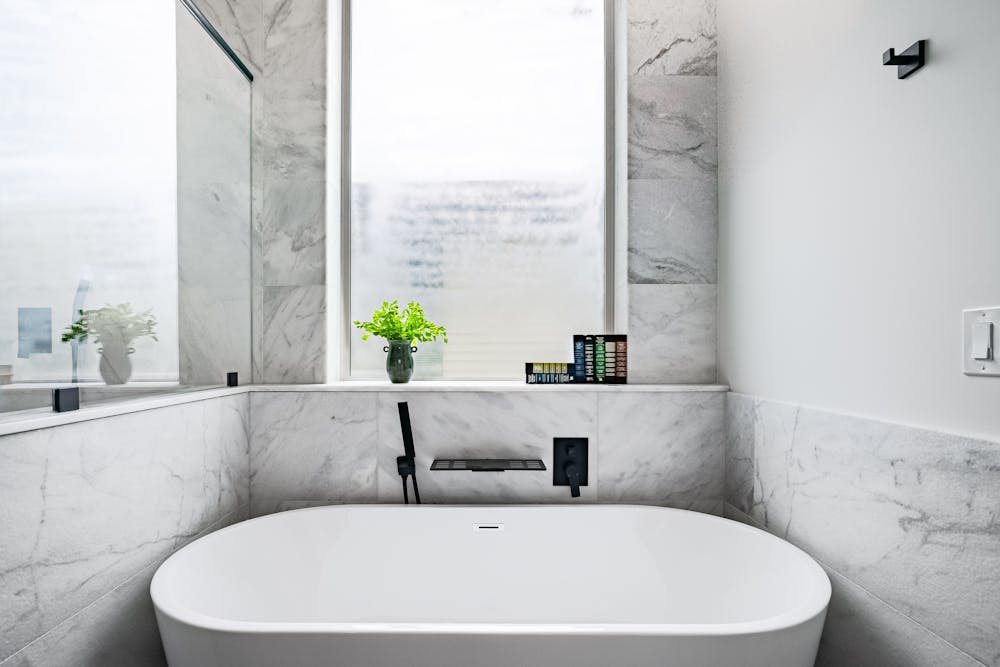 Showroom Hoà Cường — không gian trưng bày thiết bị vệ sinh, sen vòi cao cấp Rangos/INAX/TOTO